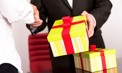 Hướng dẫn quy định về thuế TNCN đối với quà tặng cho nhân viên trong công ty